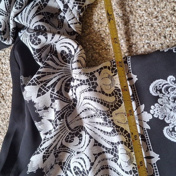 BCBGMAXAZRIA Black and White Pattern Tunic Top - Size L - Picture 9 of 9